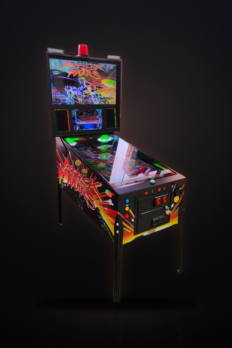 Máquina de pinball virtual do eFicha ligada num ambiente escuro, exibindo a mesa Attack From Mars no backglass e no playfield.