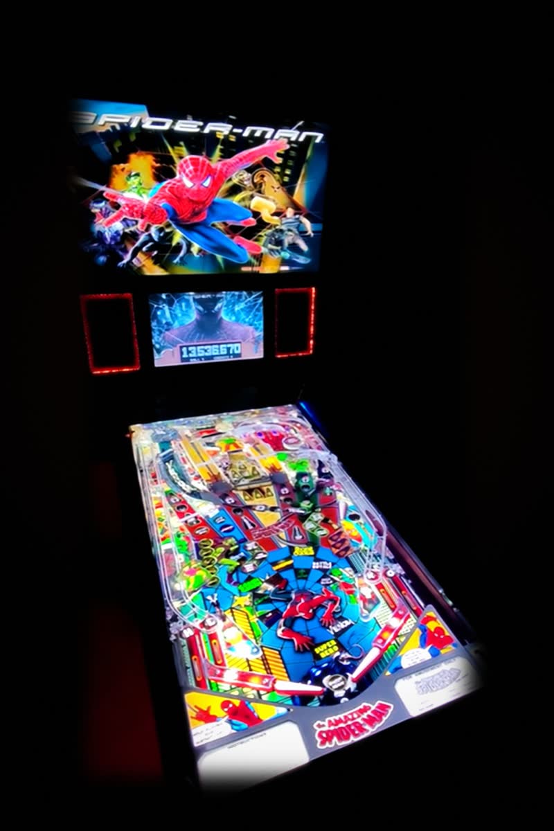 A mesma máquina rodando a mesa Spider-Man, com o placar mostrando a pontuação da partida.